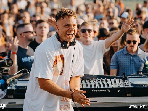 Plakát události Sunday Rooftop w/ DJ EKG