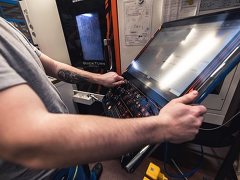 První brněnská strojírna Velká Bíteš, a. s. nabízí práci na pozici CNC operátor (43 000 až 64 000 Kč s odměnami a příplatky) v obci Velká Bíteš