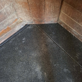 Pokládka gumových podlah do konských boxů a chodeb