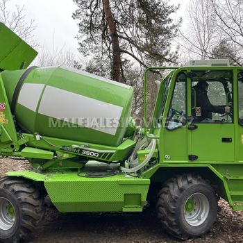 Práce malým terénním mixem - doprava betonu do špatně dostupných míst