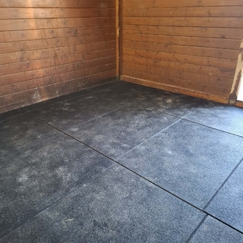 Pokládka gumových podlah do konských boxů a chodeb