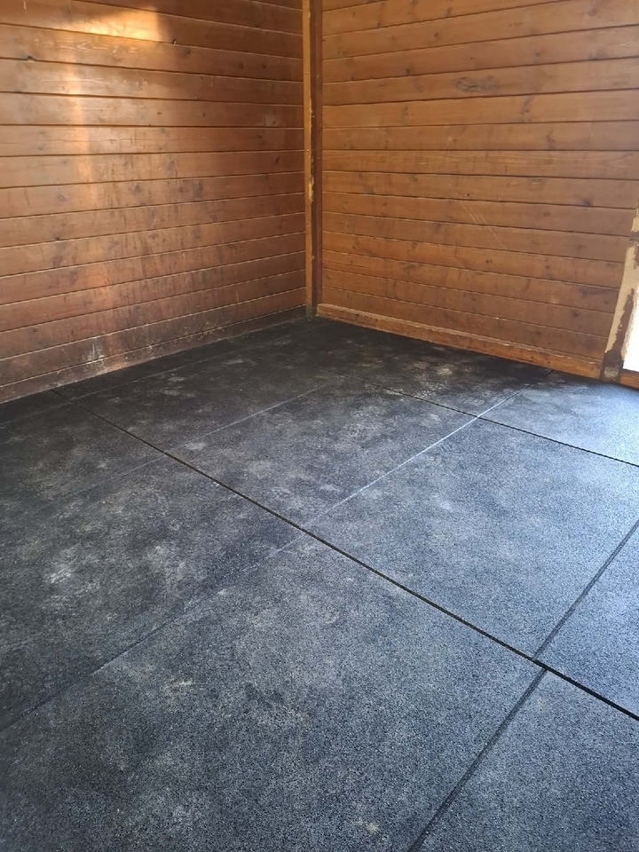 Pokládka gumových podlah do konských boxů a chodeb