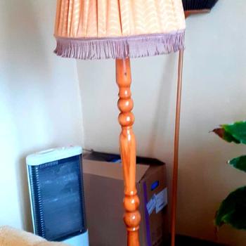 Obývací stěna Třídilná skříň Prosklená knihovna Sekretář Konferenční stolek Stůl a židle Lampa Halogenový ohřívač Elektrický šicí stroj Rozkládací gauč
