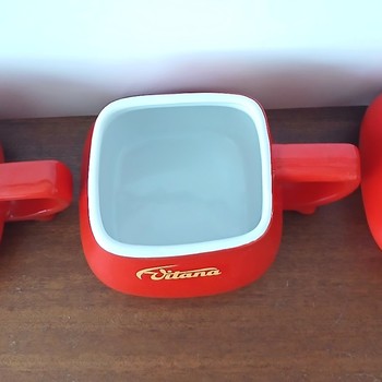 Krásné, glazované, porcelánové  hrnky s logem Vitana .