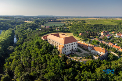 Plakát události Speciální prohlídka s majitelem hradu a zámku Dolní Kounice a ochutnávkou vína ve 13 hodin
