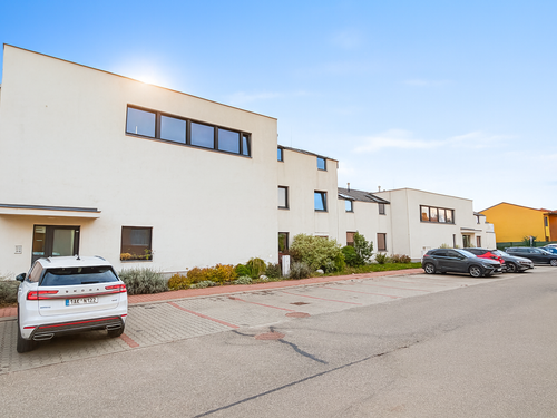 Prodej bytu 2+kk s velkým zastřešeným balkonem a parkováním v Ivančicích