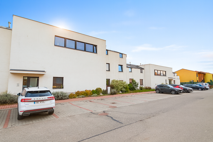 Prodej bytu 2+kk s velkým zastřešeným balkonem a parkováním v Ivančicích