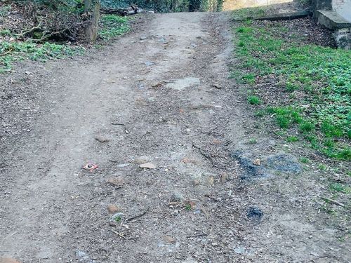 Nabízím k prodeji Garáž v Dolních Kounicích o rozloze 25m2. Je to řadová garáž dvojdílné plechové vrata 1x FAB a 2x vysaci zámek ,okno elektřina zavedena,rovná střecha.