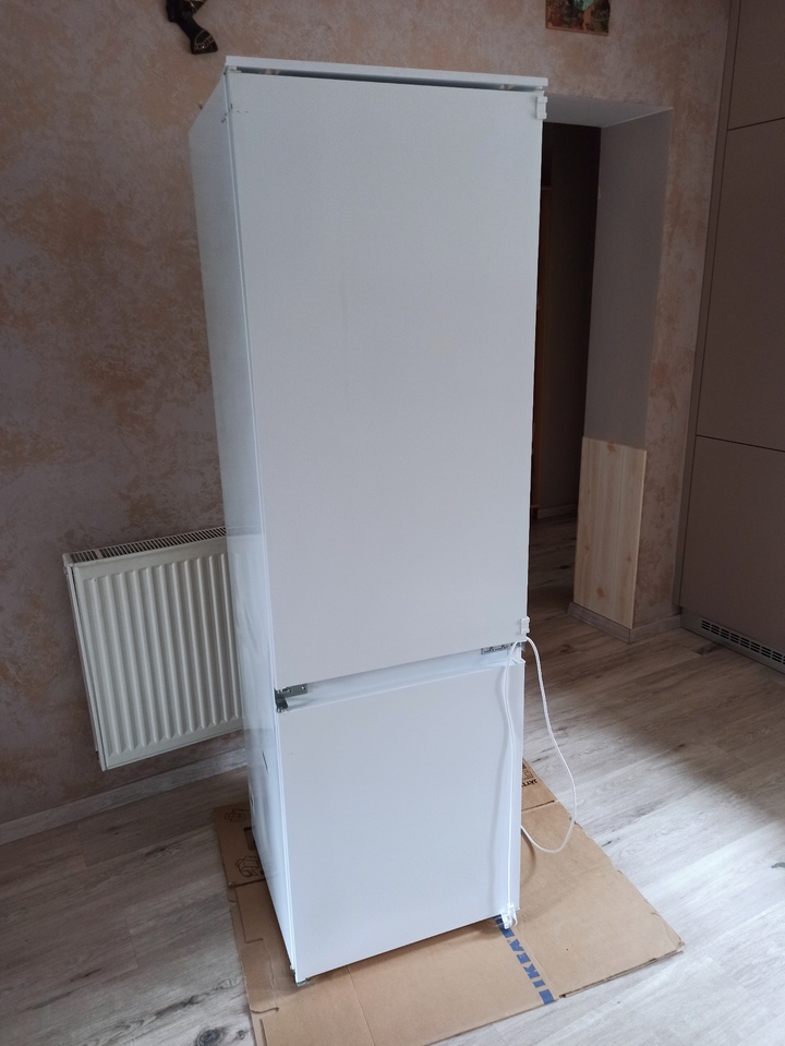 Prodám vestavnou ledničku s mrazničkou Electrolux