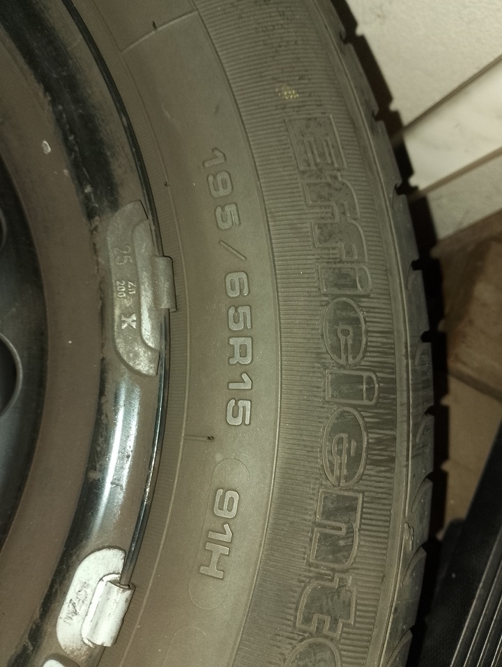 Letní pneu a navigace Navitel