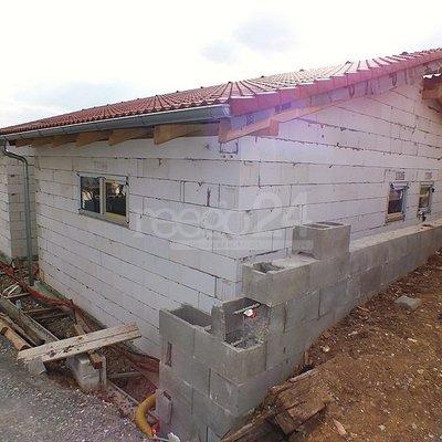 Hrubá stavba bungalovu 3+kk s terasou na klidném místě v Sivicích, CP: 1046m2, cca 10 km od Brna.