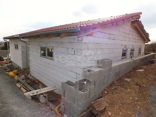 Hrubá stavba bungalovu 3+kk s terasou na klidném místě v Sivicích, CP: 1046m2, cca 10 km od Brna.