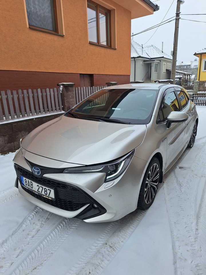 Prodám Toyota Corolla Hybrid 1,8,výbava Comfort style tech