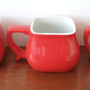 Krásné, glazované, porcelánové  hrnky s logem Vitana .