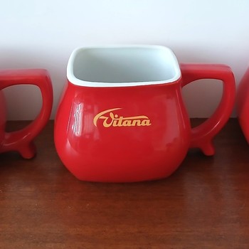 Krásné, glazované, porcelánové  hrnky s logem Vitana .