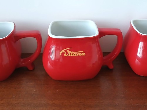 Krásné, glazované, porcelánové  hrnky s logem Vitana .