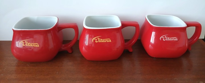 Krásné, glazované, porcelánové  hrnky s logem Vitana .