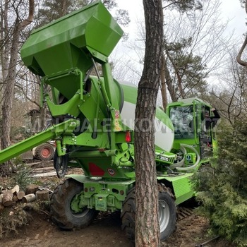 Práce malým terénním mixem - doprava betonu do špatně dostupných míst
