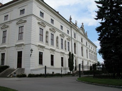 Plakát události Meruňkobraní 2023: Prohlídka zámku Židlochovice