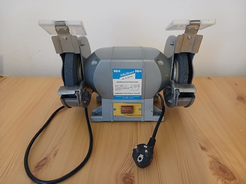 Klasická bruska se dvěma brusnými kotouči na obou stranách motoru