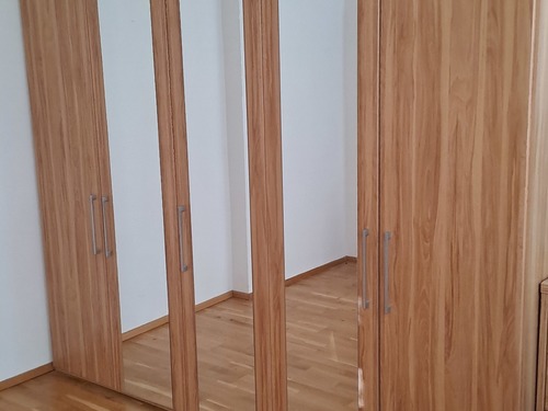 Šatní skříň a postel