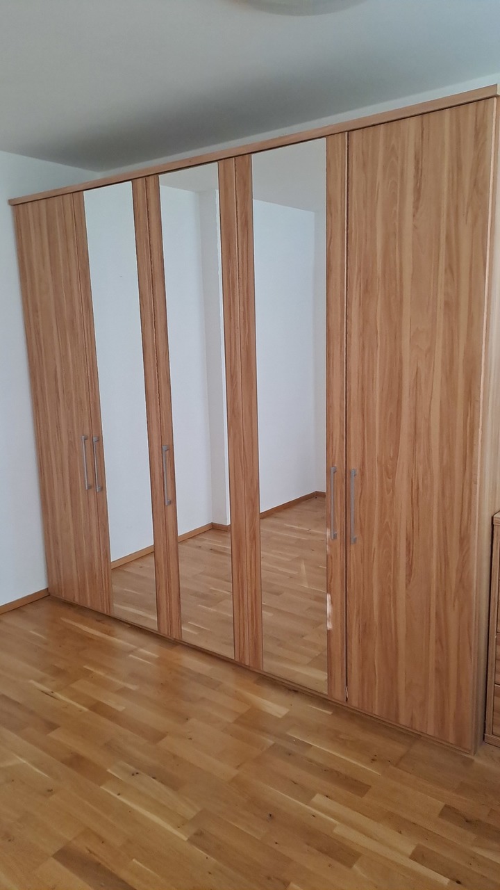 Šatní skříň a postel