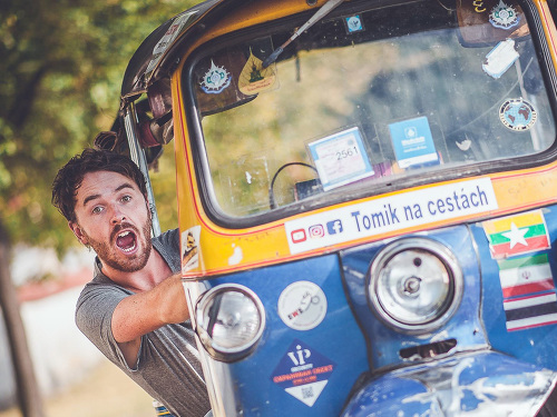 Plakát události TOMÁŠ VEJMOLA – cestavotelská STAND-UP