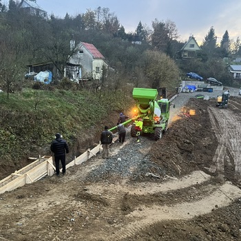 Doprava betonu do těžce přístupného terénu Malejalesikovnej.cz