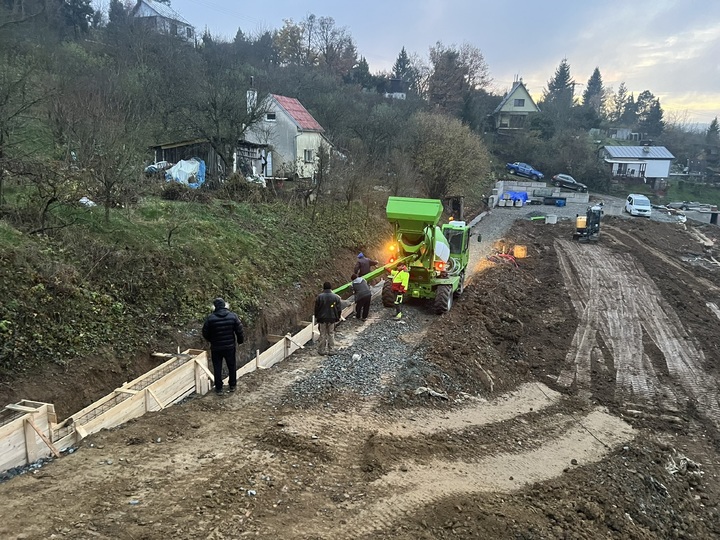 Doprava betonu do těžce přístupného terénu Malejalesikovnej.cz