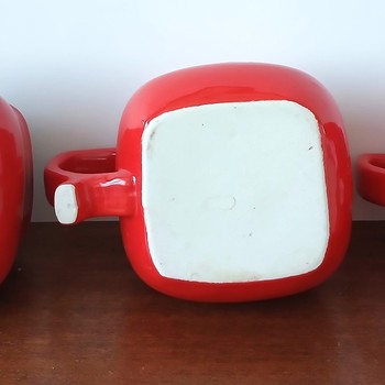 Krásné, glazované, porcelánové  hrnky s logem Vitana .