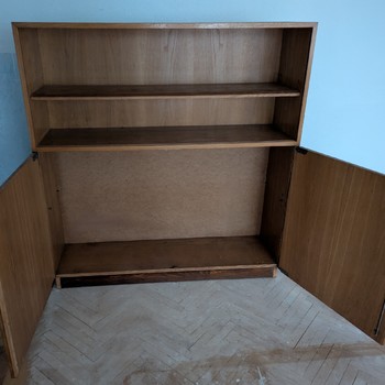 Retro dubová knihovna z roku 1956 – UP závody Třešť