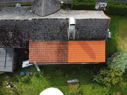 Čištění střech, fasád a zámkových dlažeb vysokotlakovým čističem za použití chemie šetrné k přírodě.