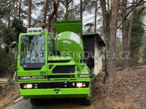 Práce malým terénním mixem - doprava betonu do špatně dostupných míst