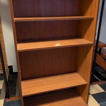 Skříňka s policemi