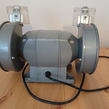 Klasická bruska se dvěma brusnými kotouči na obou stranách motoru