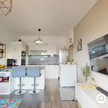 Prodej bytu 2+kk s velkým zastřešeným balkonem a parkováním v Ivančicích