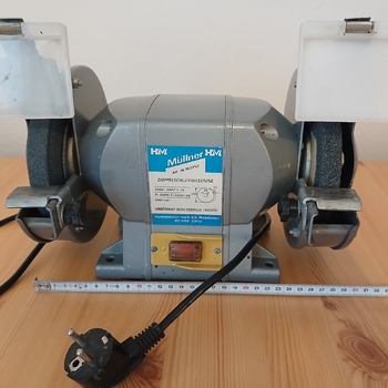 Klasická bruska se dvěma brusnými kotouči na obou stranách motoru