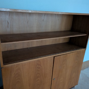 Retro dubová knihovna z roku 1956 – UP závody Třešť