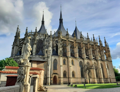 Plakát události Umění žít: Architektura a život v chrámu sv. Barbory ve fotografii