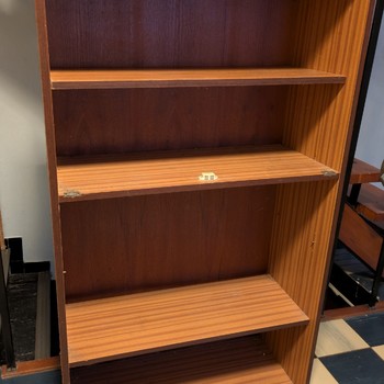 Skříňka s policemi