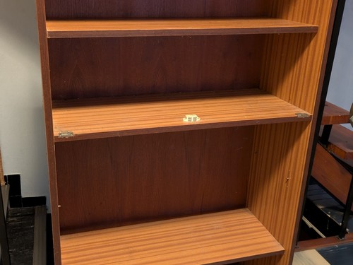 Skříňka s policemi