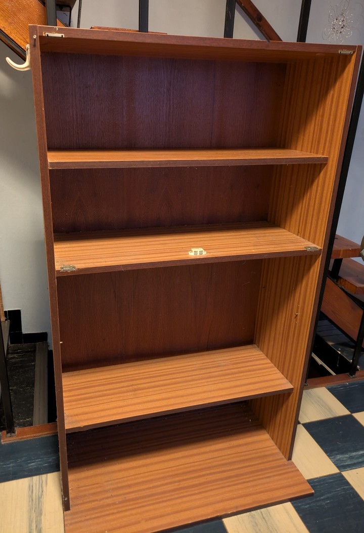 Skříňka s policemi