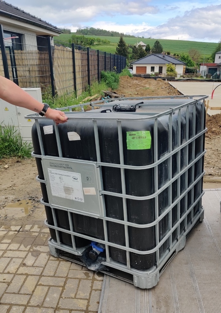IBC kontejner 1000l, vhodné na dešťovou vodu, nebo na vyjetý olej
