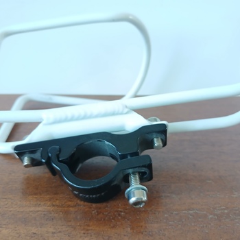 Kovový, robustní držák  láhve k připevnění na řídítka značky MERIDA.