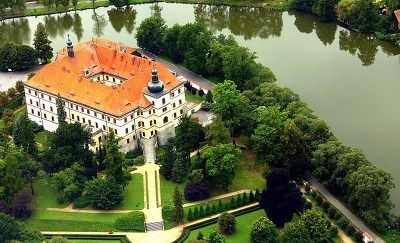 Plakát události Vítání jara na zámku Lnáře: zahradní slavnost a velké trhy