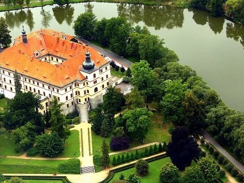 Plakát události Vítání jara na zámku Lnáře: zahradní slavnost a velké trhy