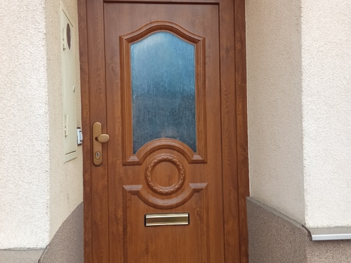 Vchodové plastové dveře