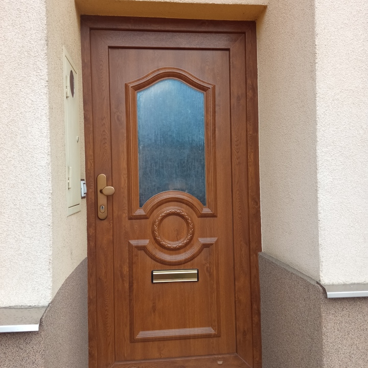 Vchodové plastové dveře