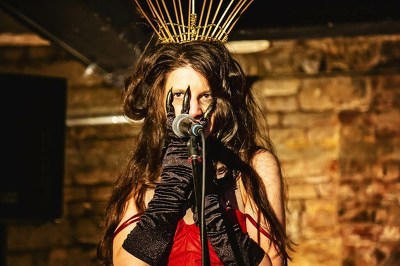 Plakát události Mia nosí Pradu