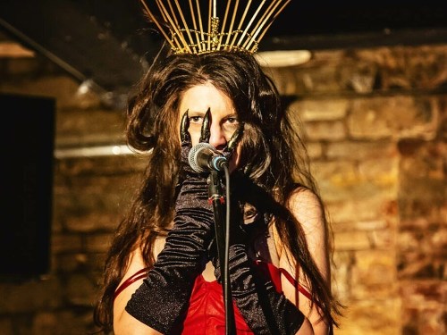 Plakát události Mia nosí Pradu